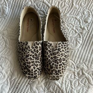 Bobs memory foam cheetah print shoes | size 9